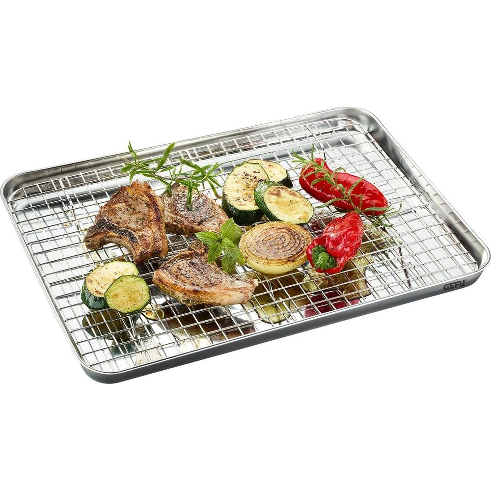 Gegrillte Fleischstücke mit Zucchini, Zwiebeln und Paprika auf einem Rost.