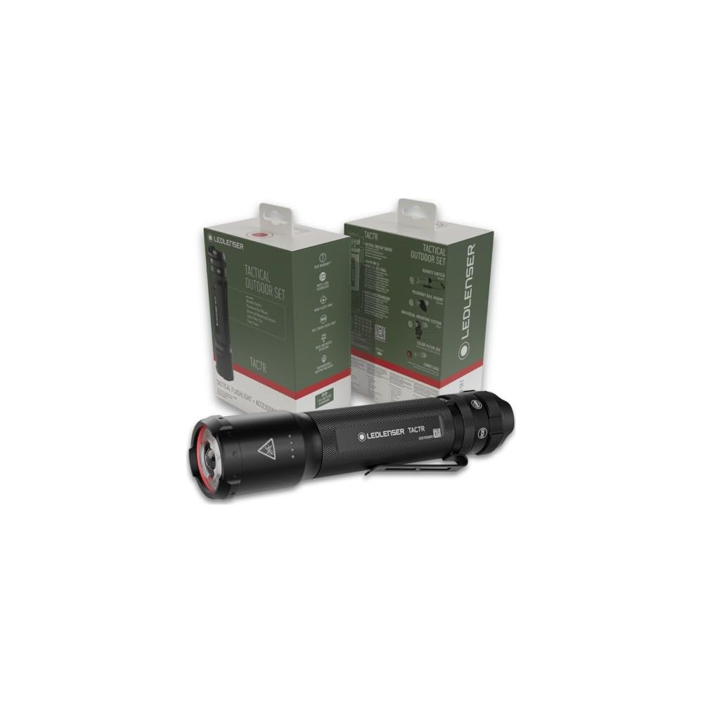 Une lampe torche Ledlenser noire repose devant deux boîtes d'ensembles tactiques d'extérieur.