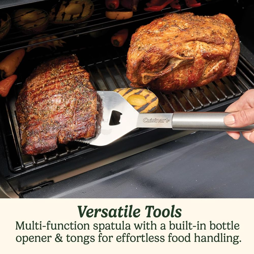 Una spatola Cuisinart gira una bistecca su una griglia con un grande arrosto e verdure grigliate.