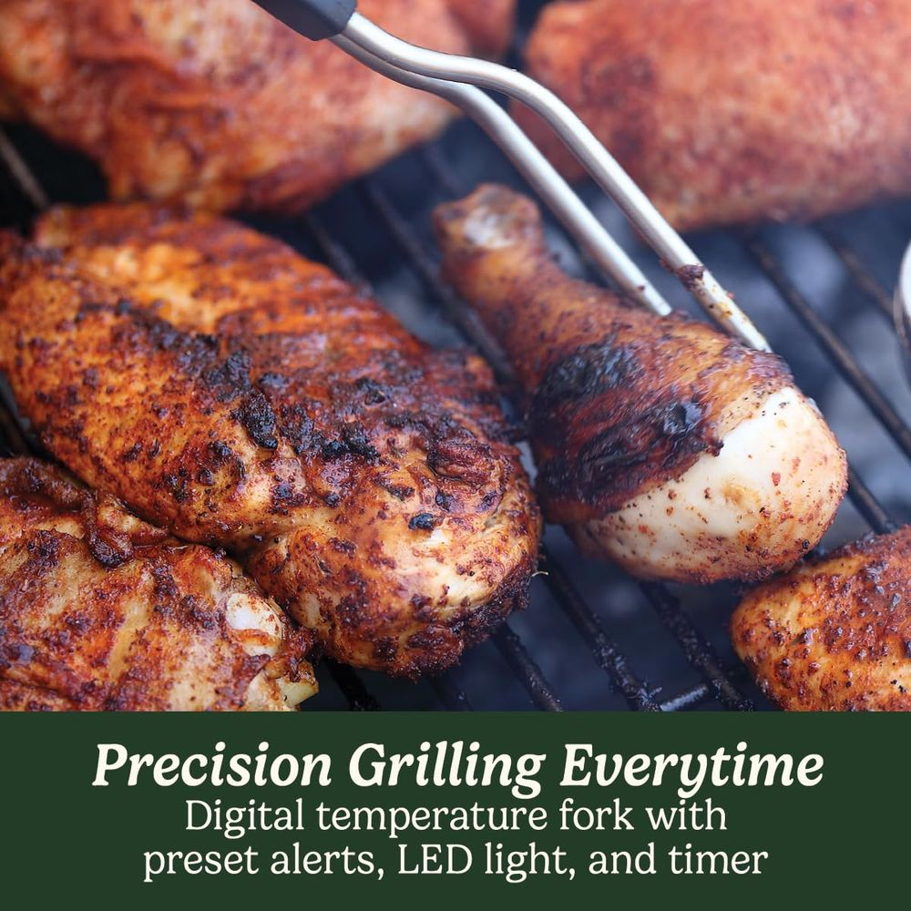 Pezzi di pollo alla griglia con pinze su un barbecue.