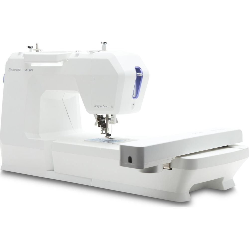 Eine weiße Nähmaschine von Husqvarna Viking steht auf weißem Grund.