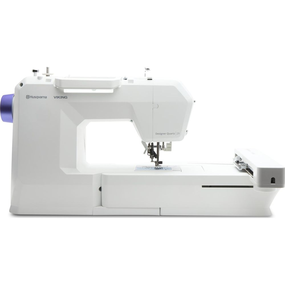 Moderne weiße Nähmaschine mit blauer Spule und silbernem Nadelbereich.