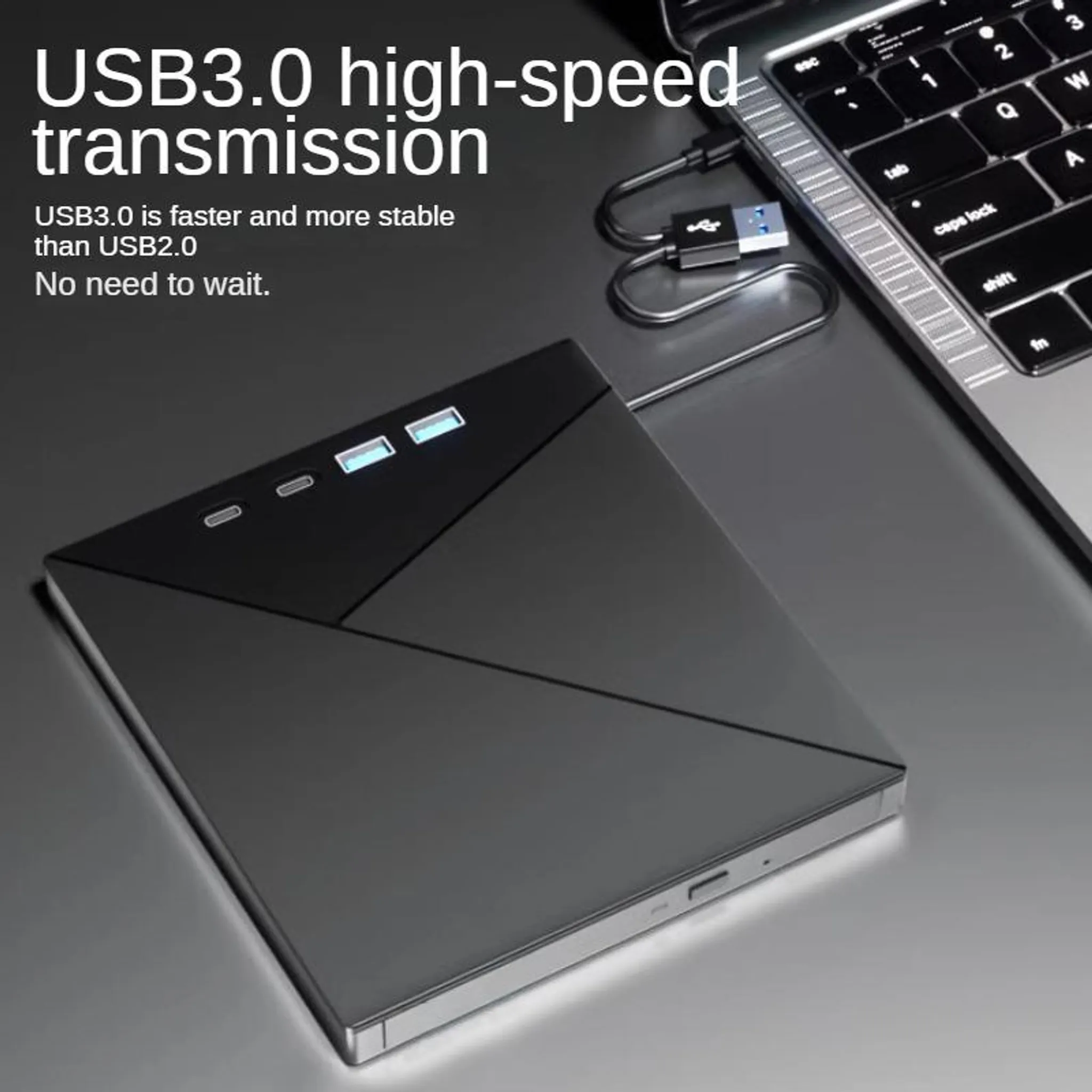 Schwarzes USB-Laufwerk wird an ein Laptop-Keyboard angeschlossen.
