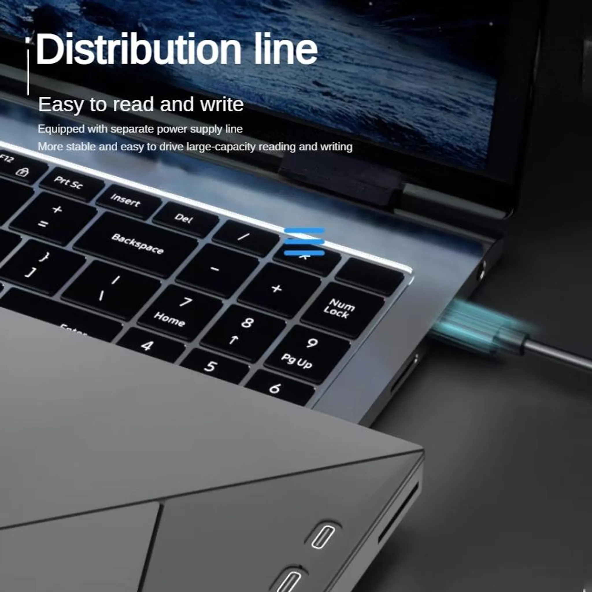 Laptop-Tastatur mit eingestecktem blau leuchtendem USB-C-Kabel.