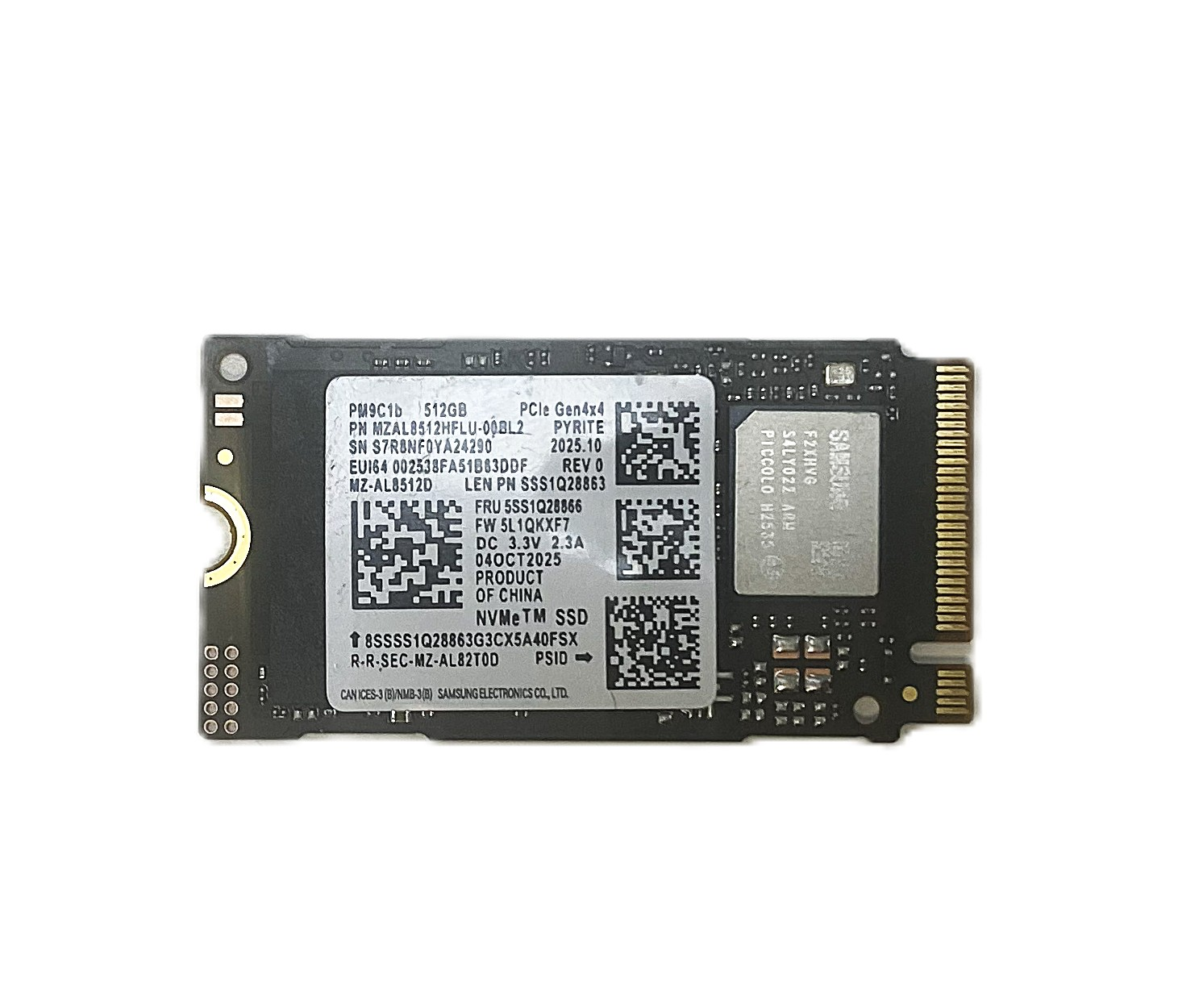 Dysk SSD NVMe Samsung 512 GB na białym tle, widoczne etykiety i komponenty.