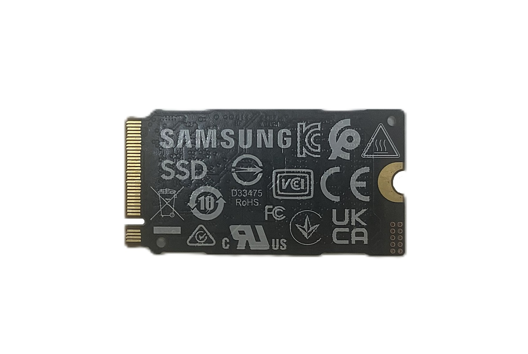Moduł pamięci masowej Samsung SSD na białym tle z oznaczeniami certyfikacji.