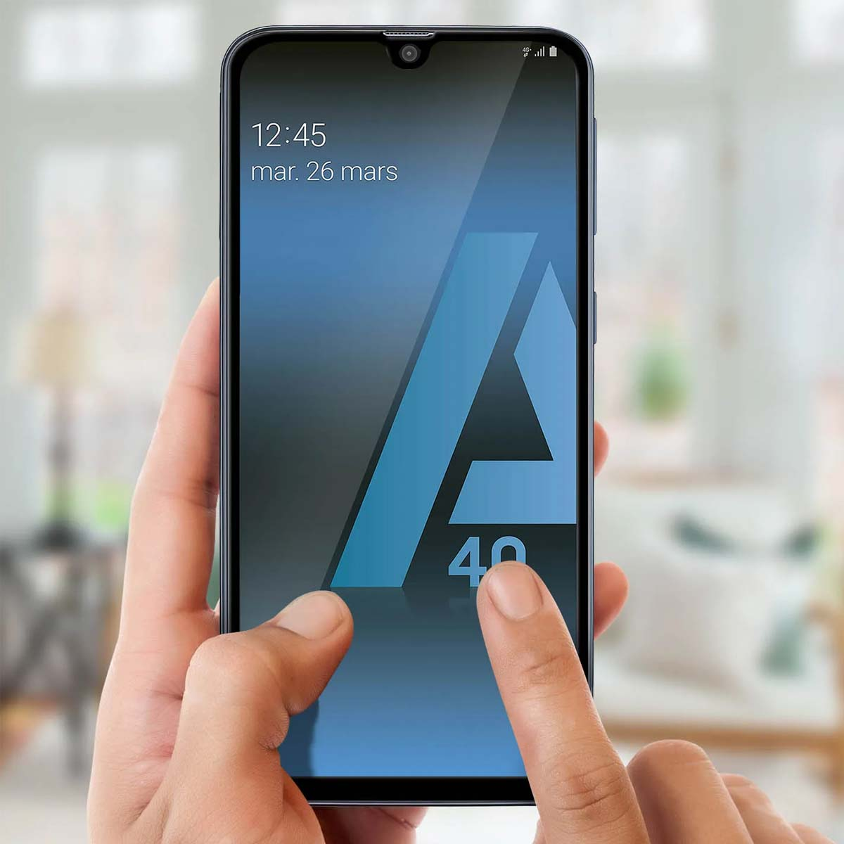 Handen bedienen een smartphone met blauwe achtergrond en 'A 40' logo.
