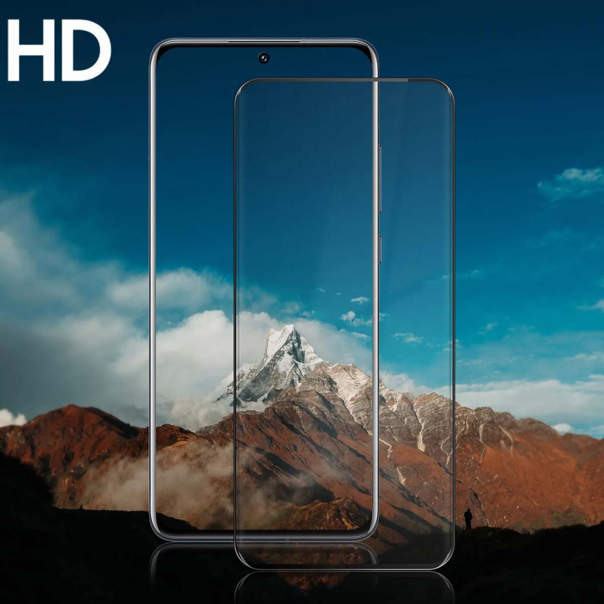 Twee mobiele telefoons tonen een berglandschap tegen een heldere blauwe lucht.