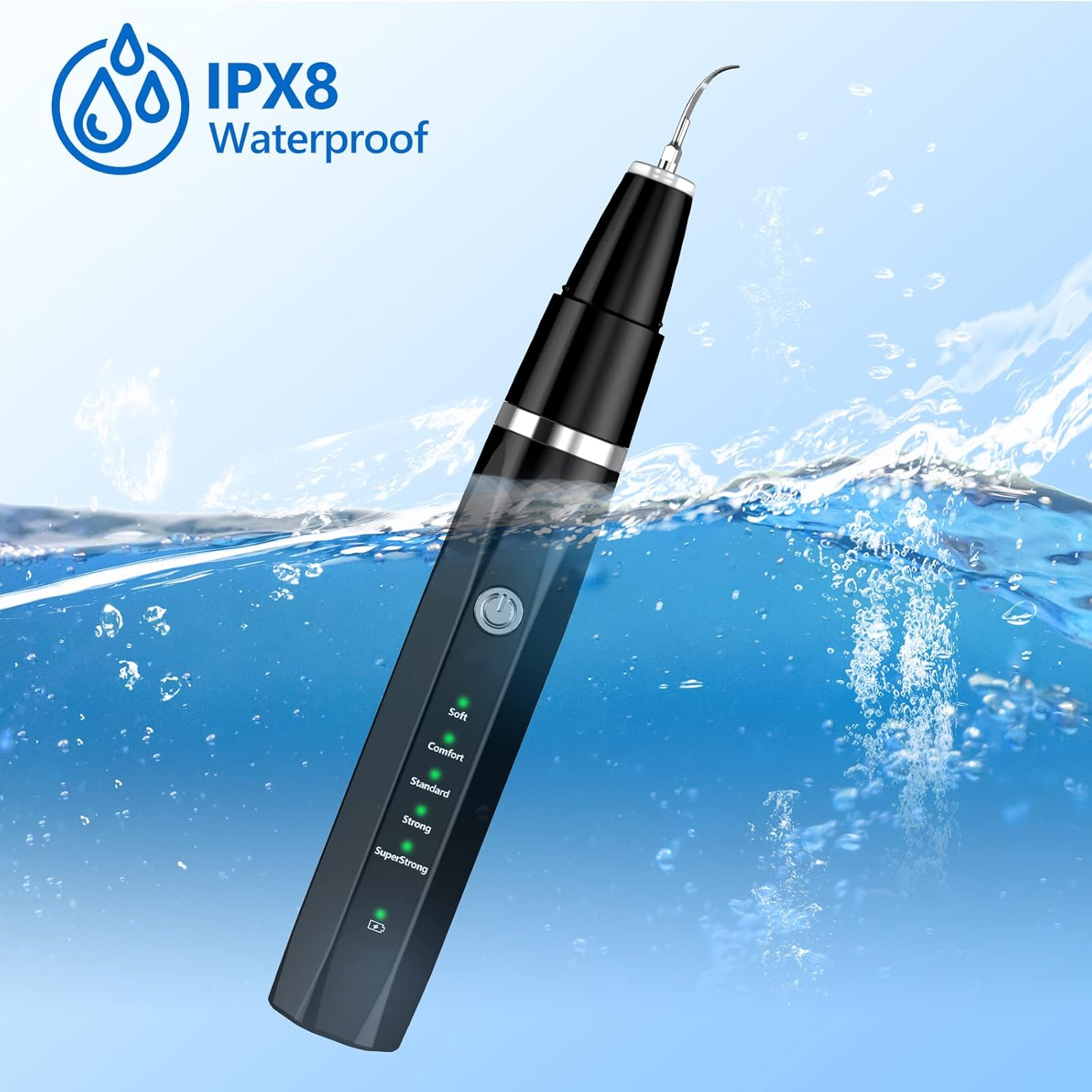 Ein schwarzes Zahnreinigungsgerät mit IPX8-Wasserdichtigkeit taucht in blaues Wasser ein.
