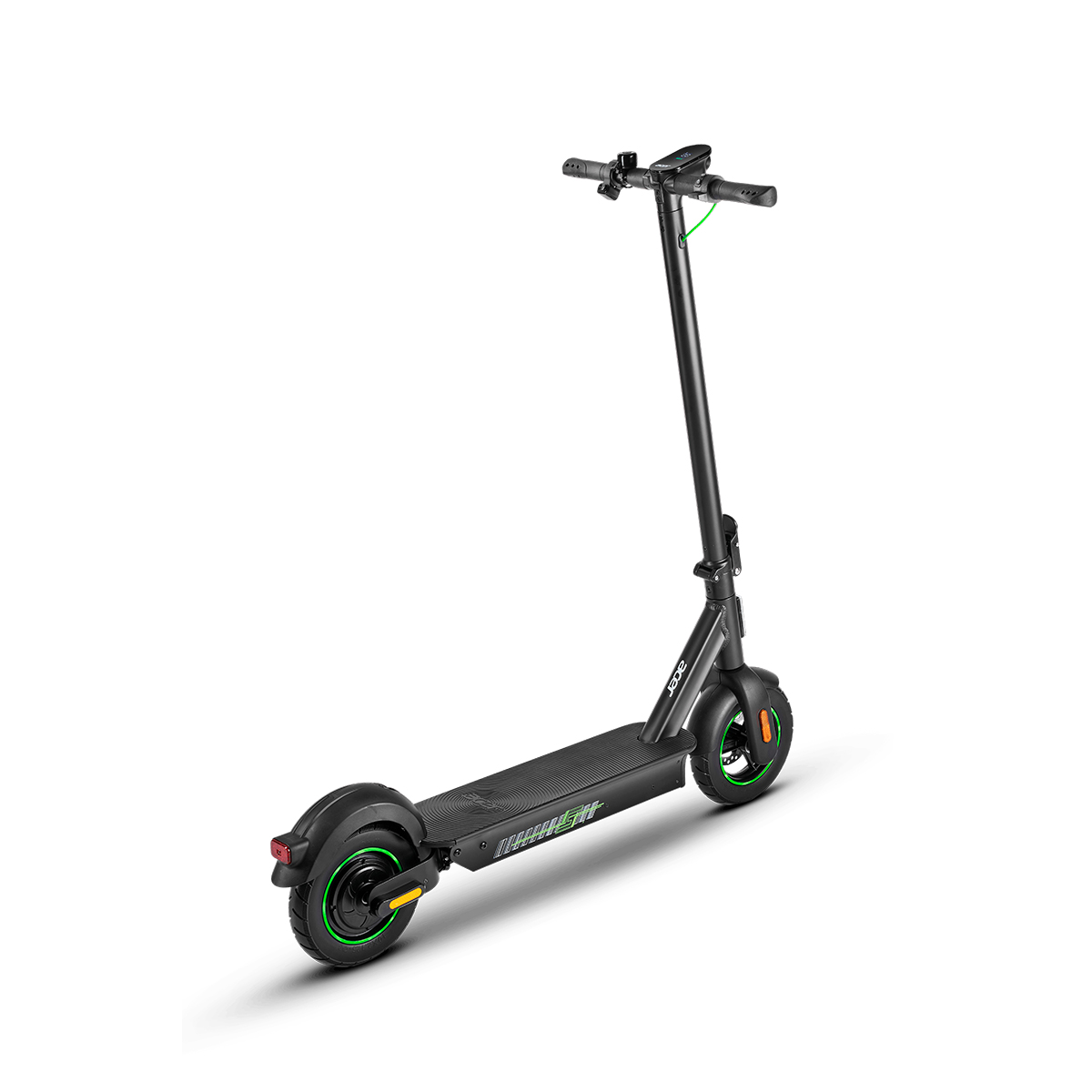 Un patinete eléctrico negro con detalles verdes sobre fondo blanco.