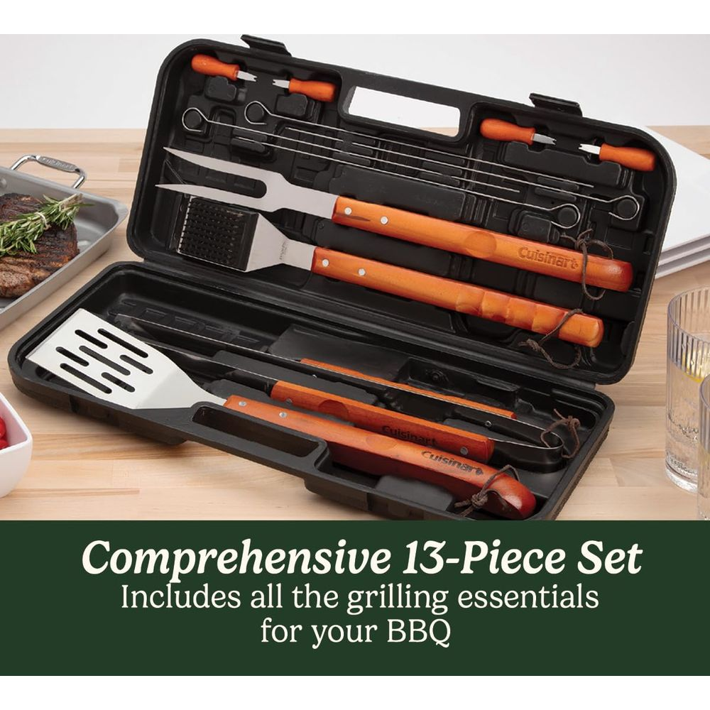 Set di attrezzi per barbecue con manici in legno in una custodia nera accanto a una bistecca.