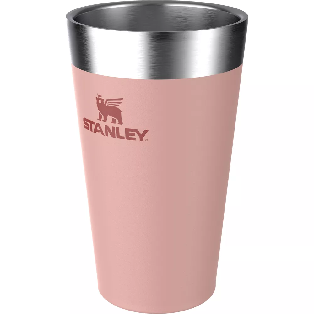 Un vaso Stanley rosa con borde y logo plateados.