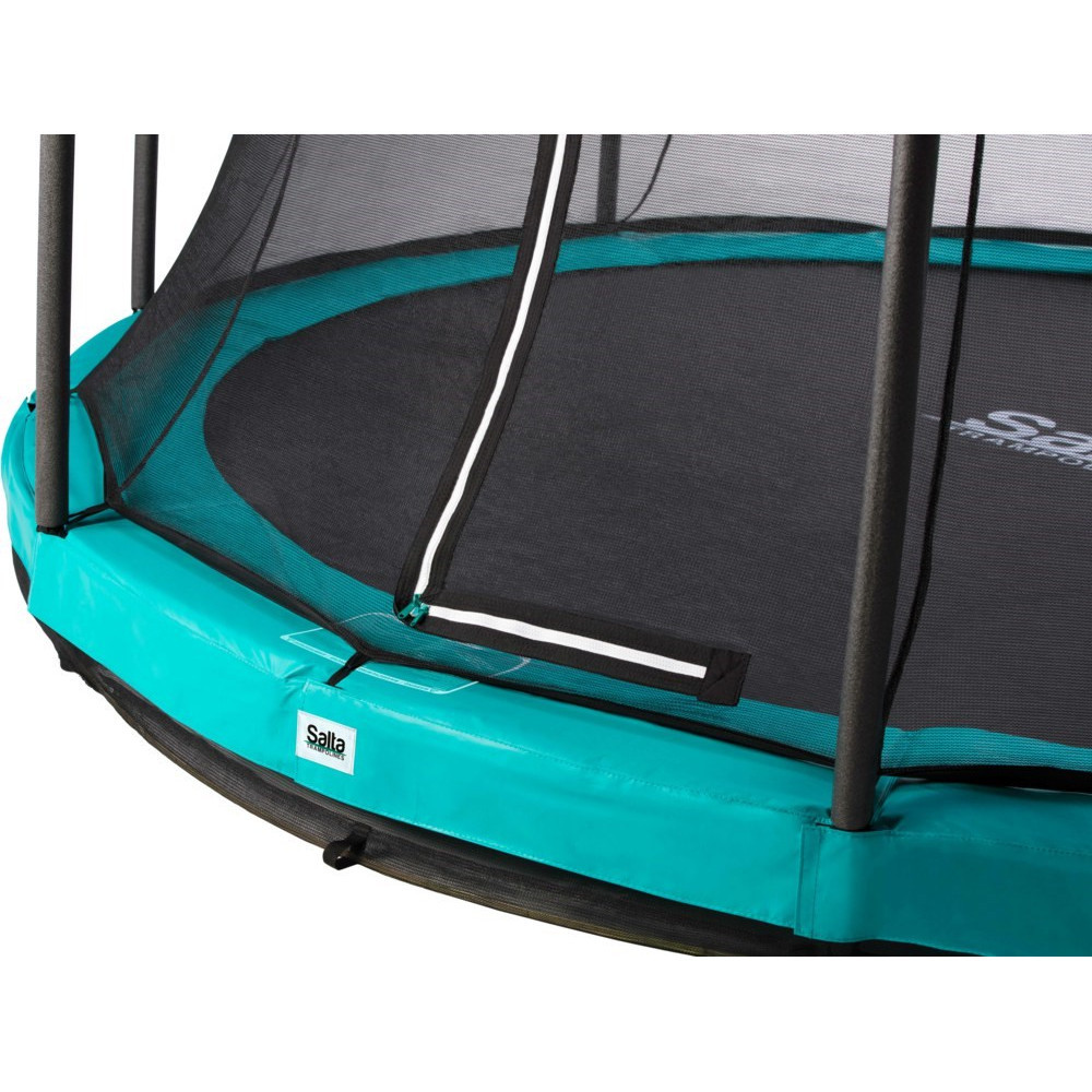 Zbliżenie trampoliny z turkusową osłoną i czarną matą do skakania z siatką.
