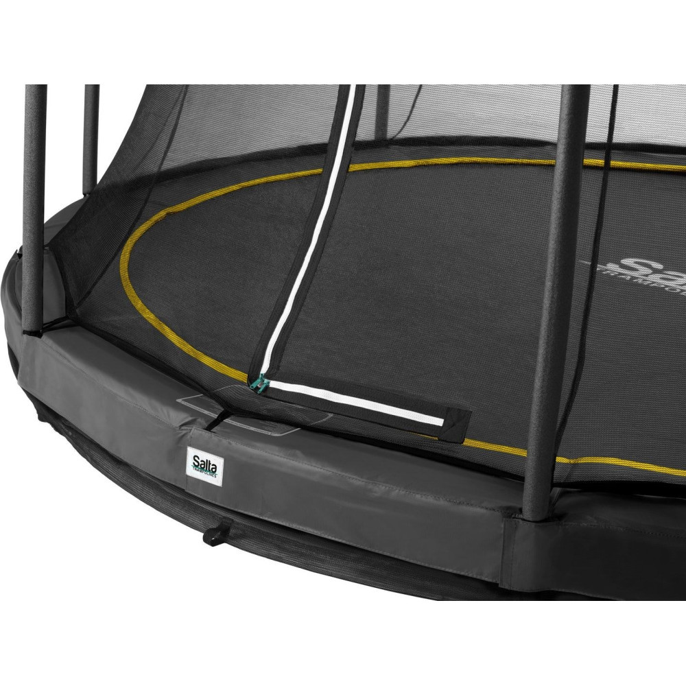 Czarna trampolina z siatką zabezpieczającą i żółtymi akcentami.