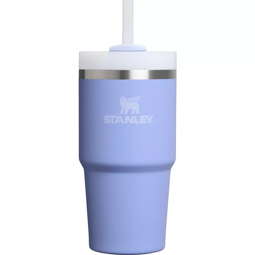 Eine lavendelfarbene Stanley-Trinkflasche mit weißem Deckel und Strohhalm.