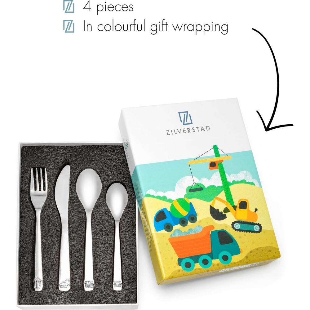 Ein Set von 4 Kinderbesteck mit Baufahrzeugmotiven, neben einer Geschenkbox.