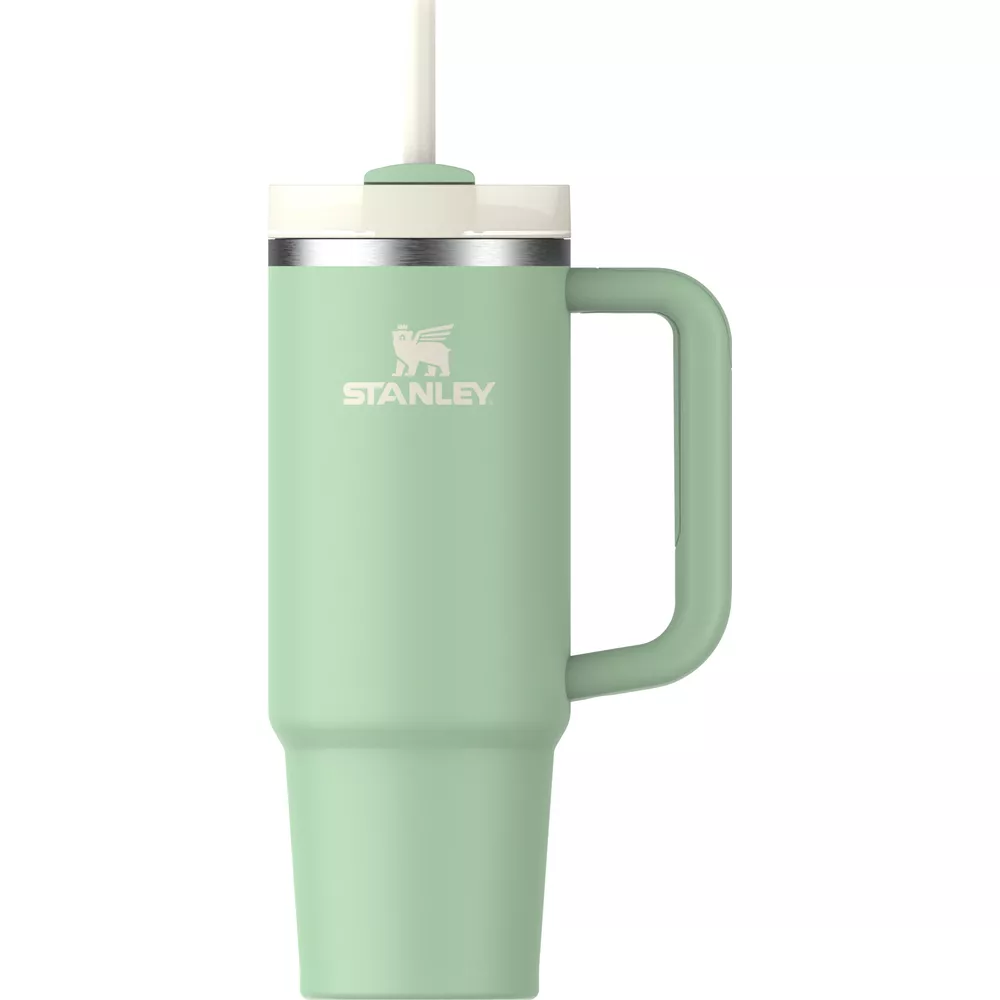 Eine grüne Stanley-Trinkflasche mit Henkel und Strohhalm, auf weißem Hintergrund.