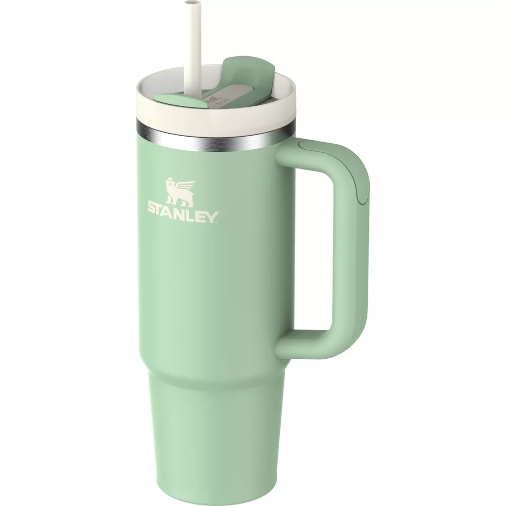 Ein hellgrüner Stanley-Becher mit Strohhalm und Henkel.