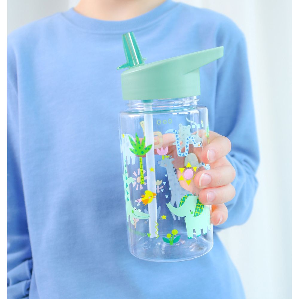 Eine transparente Wasserflasche mit einem grünen Deckel und Strohhalm, verziert mit Tieren.