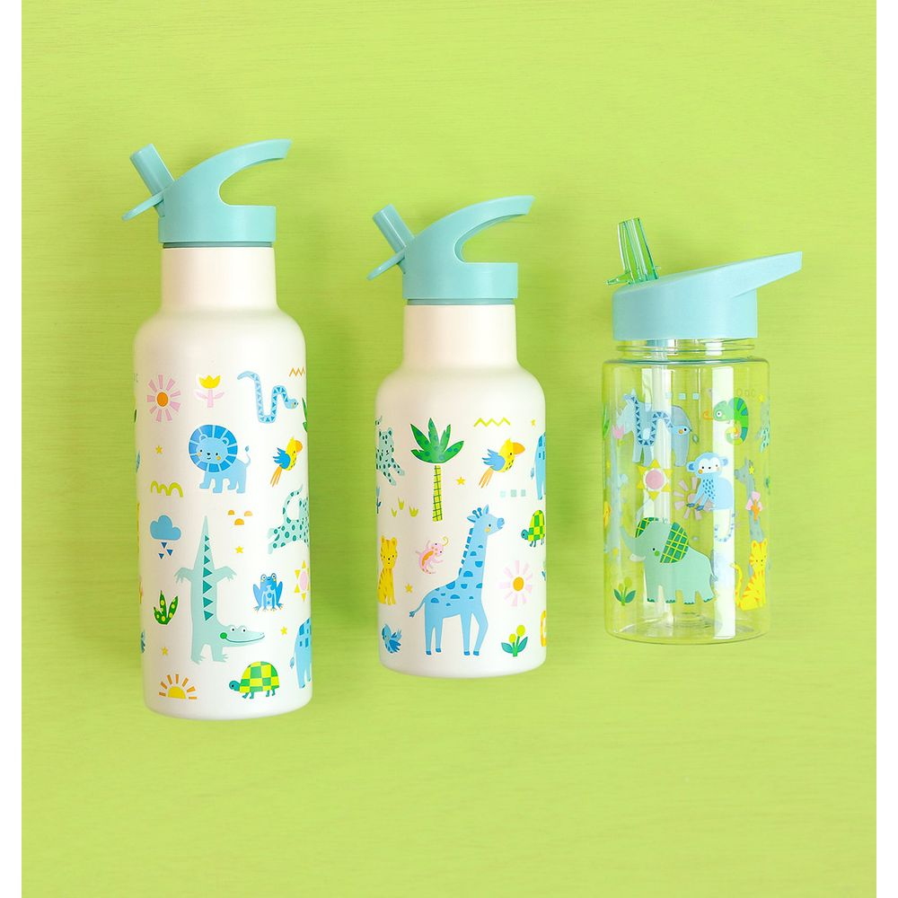 Drei Kinderwasserflaschen mit Tiermotiven auf grünem Hintergrund.