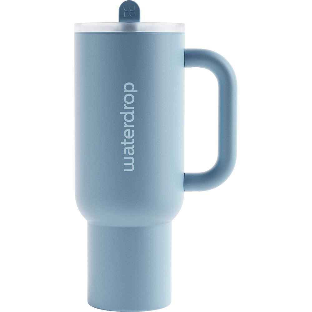 Eine hellblaue Thermoskanne mit Griff und durchsichtigem Deckel, auf der „waterdrop“ steht.