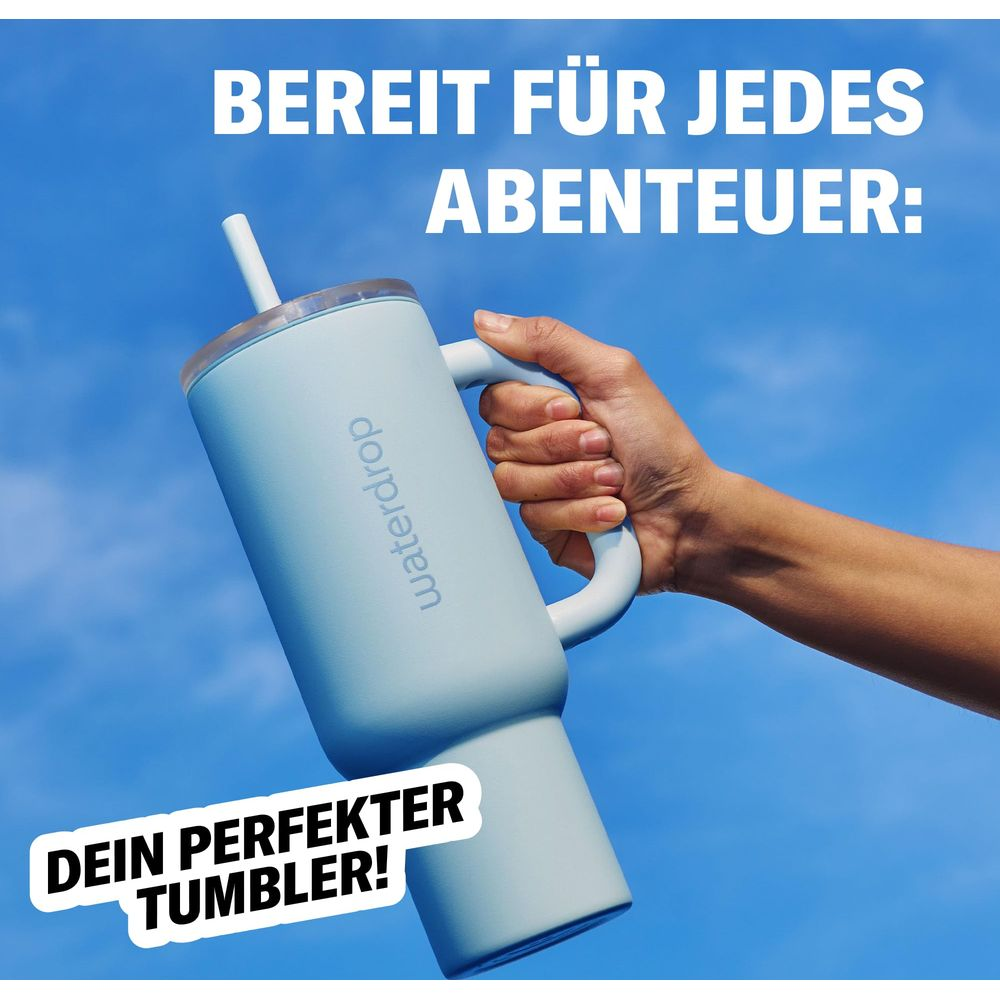 Eine Hand hält einen hellblauen Wasserflaschenbecher mit Strohhalm vor blauem Himmel.