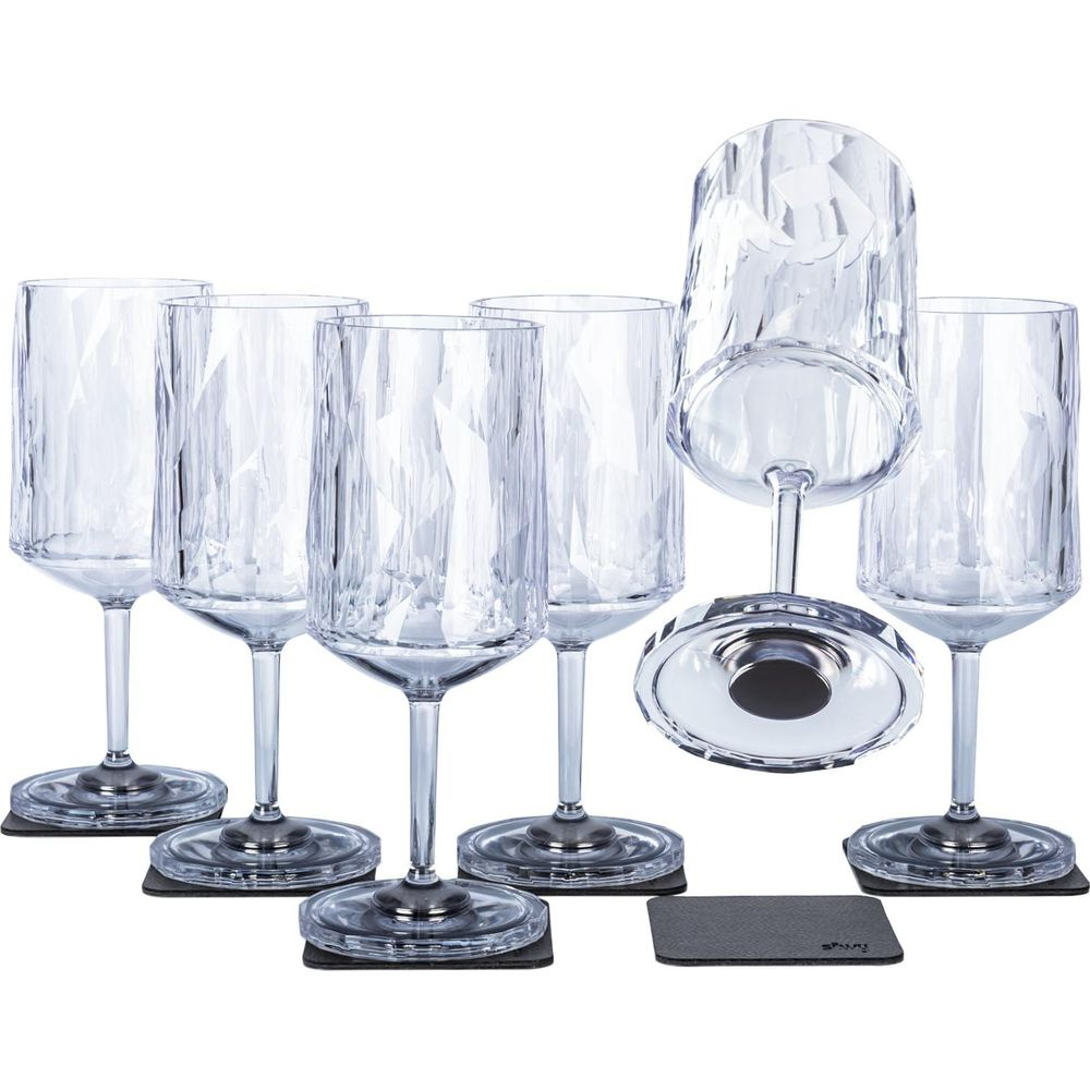 Six verres à vin transparents au design facetté sur des sous-verres noirs.