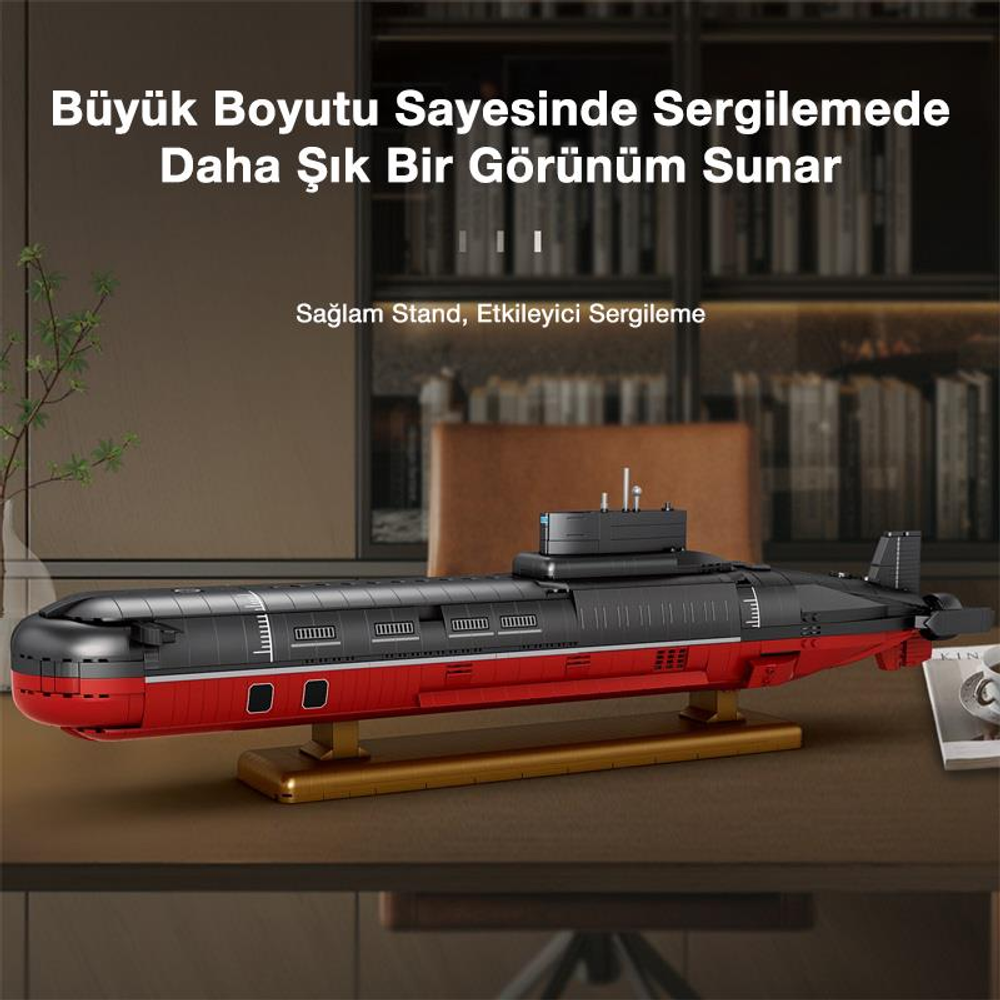Kırmızı ve siyah model denizaltı ahşap bir masada altın rengi stant üzerinde duruyor.