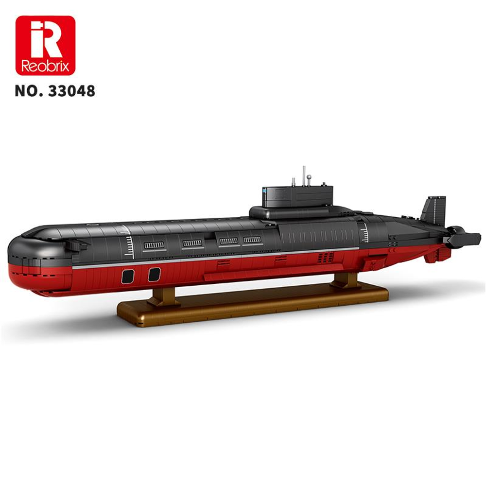 Ahşap bir stand üzerinde kırmızı ve siyah model denizaltı.