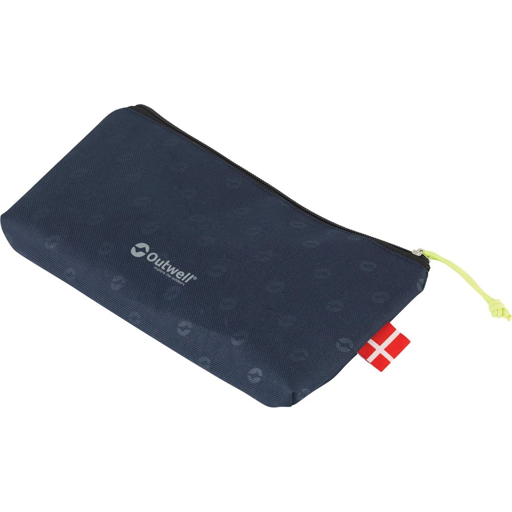 Dunkelblaue Tasche mit Reißverschluss und kleinem dänischem Flaggenanhänger.