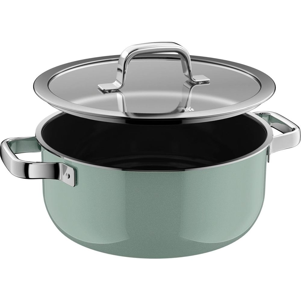 Une cocotte verte claire avec couvercle en verre et deux poignées.