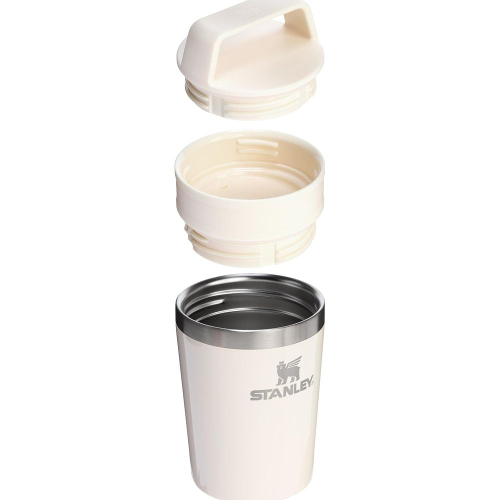 Zerlegter Becher: Deckel, Einsatz und Metallbecher mit Stanley-Logo.
