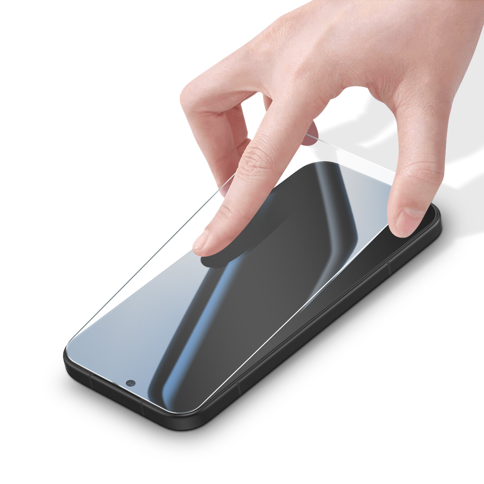 Una mano posiziona una protezione per lo schermo su uno smartphone.