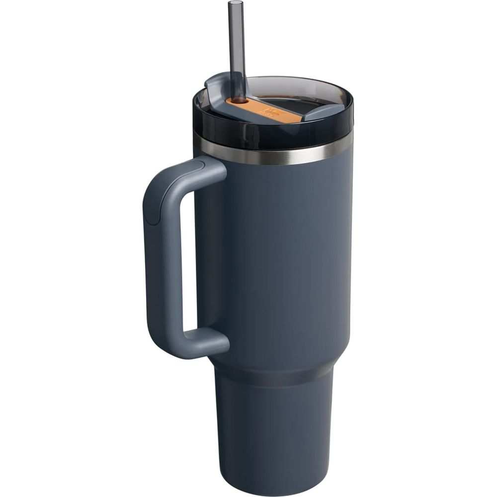 Ein dunkelgrauer Becher mit Henkel und Strohhalm auf weißem Grund.