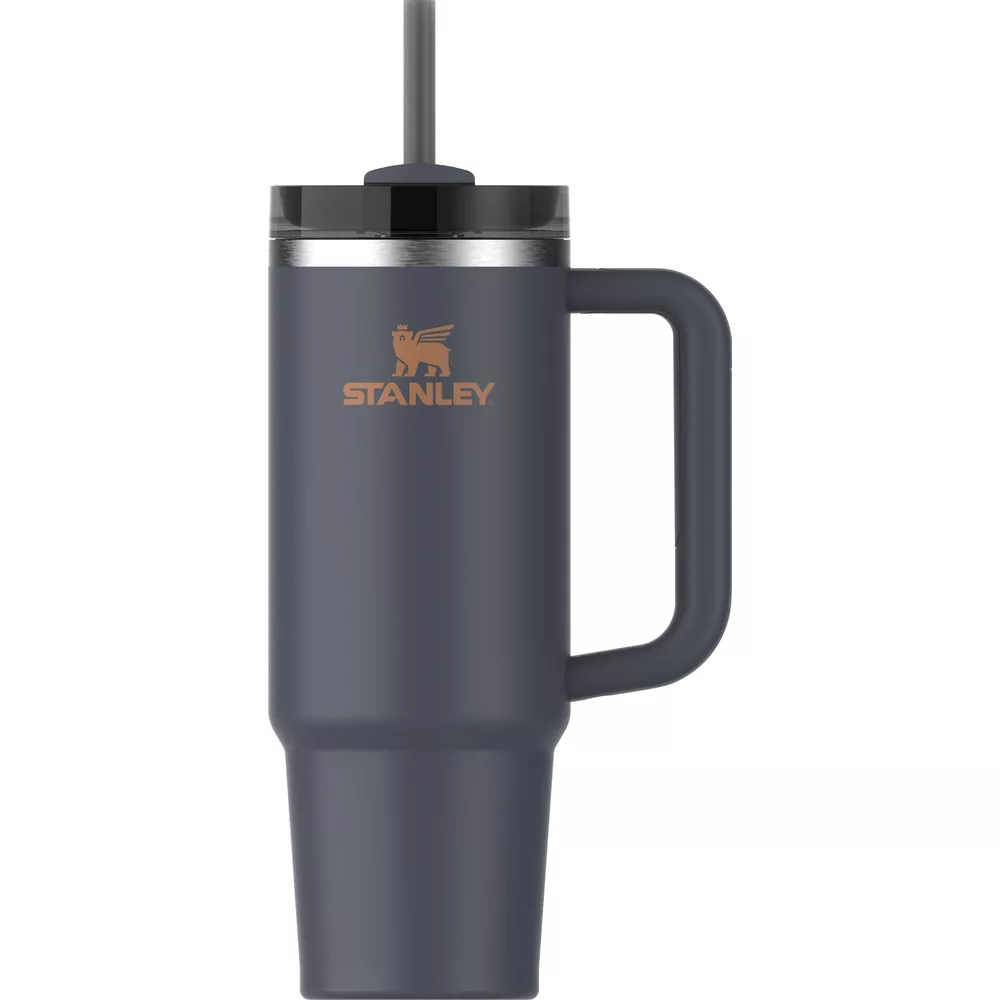 Grauer Stanley-Becher mit Henkel und Strohhalm. Das Stanley-Logo ist orangefarben.
