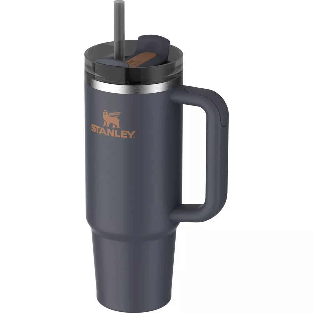 Grauer Stanley-Becher mit Henkel, Strohhalm und offenem Deckel.