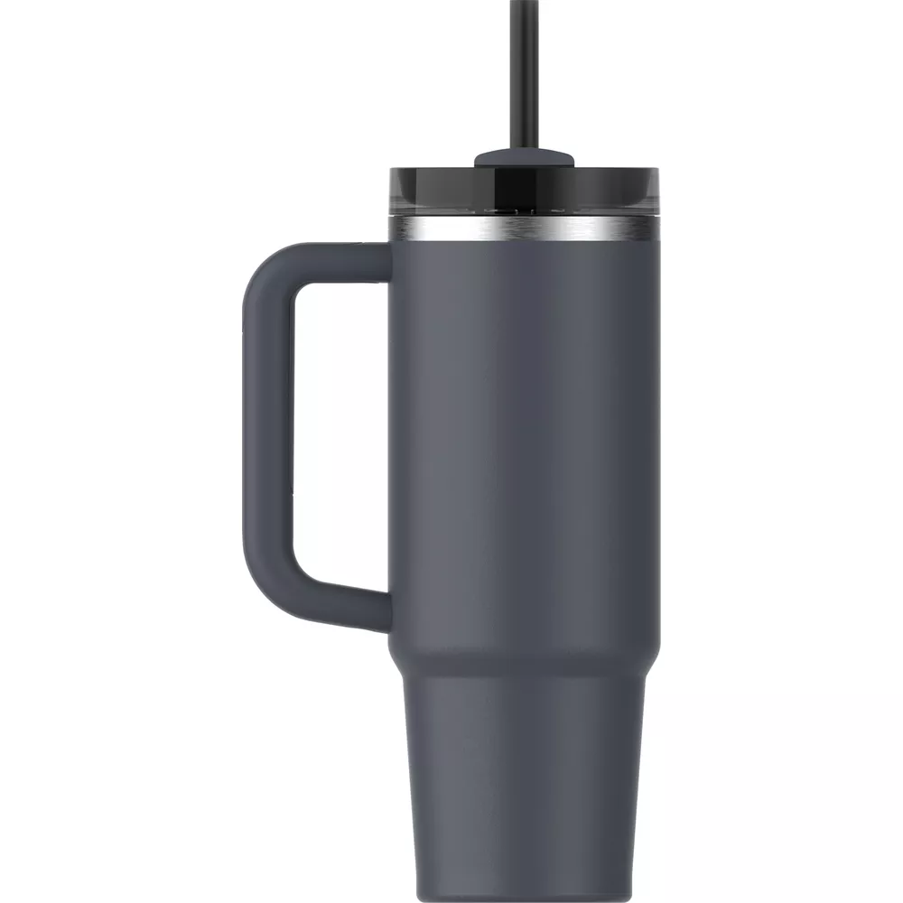 Ein grauer Becher mit Henkel und Strohhalmdeckel auf weißem Hintergrund.