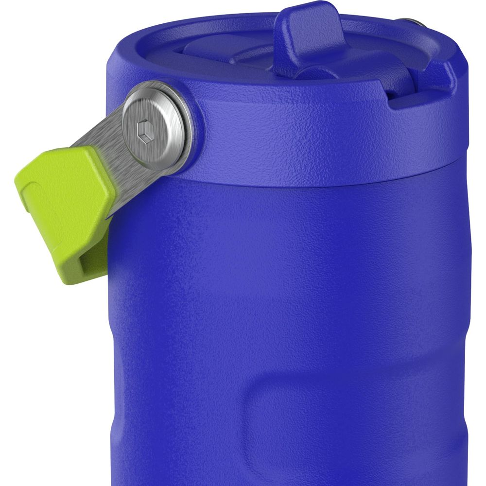 Eine blaue Wasserflasche mit einem silbernen und grünen Clip-Mechanismus an der Seite.