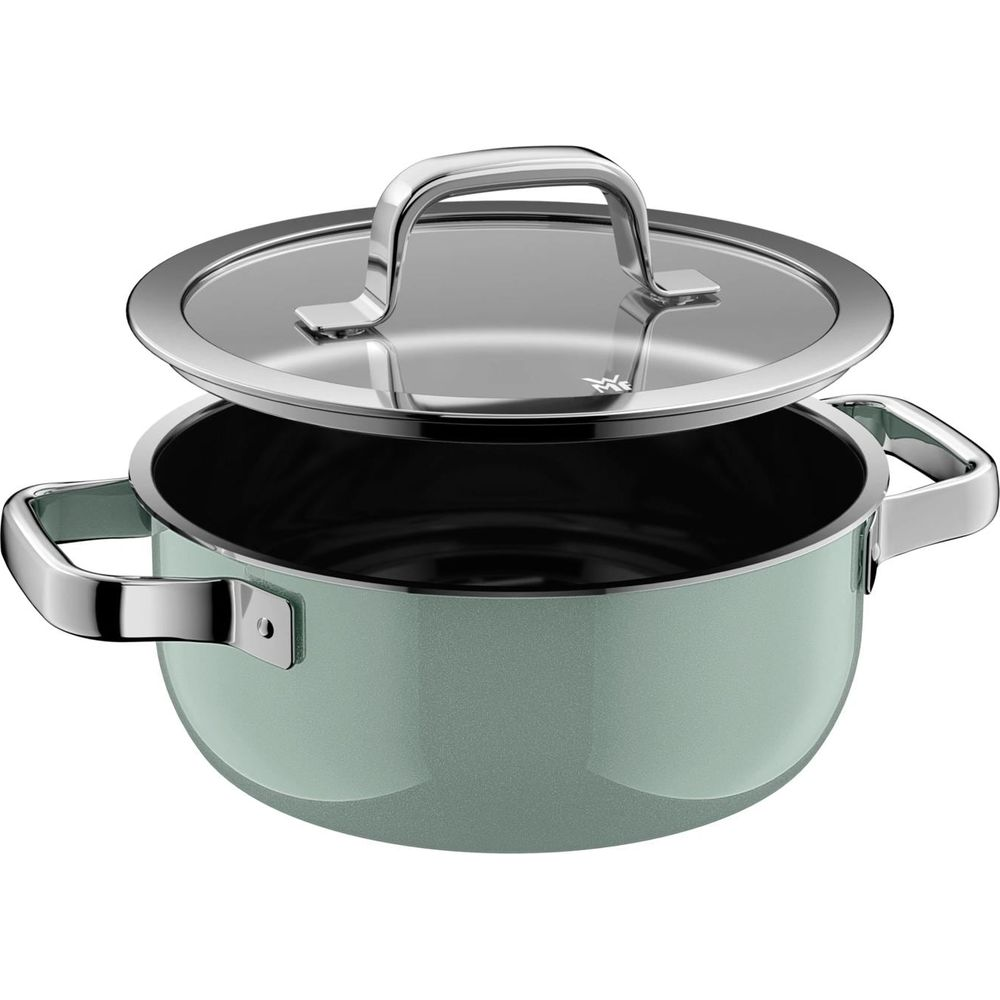 Une cocotte vert pâle avec couvercle en verre et deux poignées argentées.