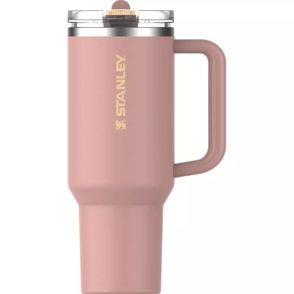 Pembe renkli, kulplu ve şeffaf kapaklı Stanley kupa.