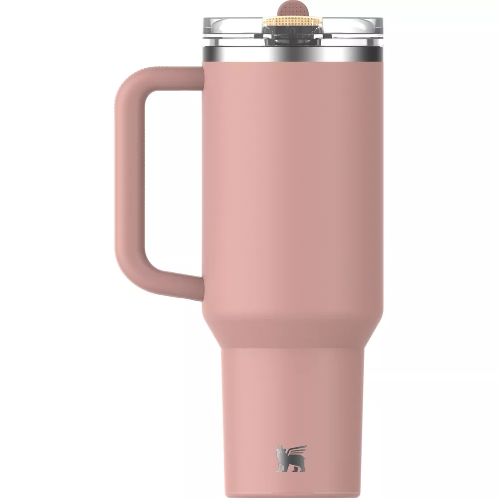 Pembe renkli, kulplu ve şeffaf kapaklı Stanley termos beyaz arka planda.