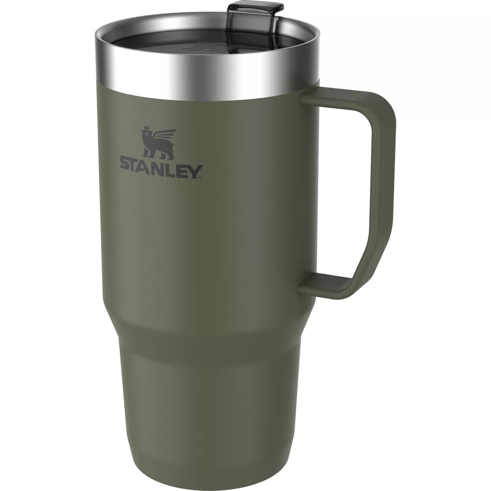 Eine grüne Stanley-Thermoskanne mit silbernem Rand und Henkel.