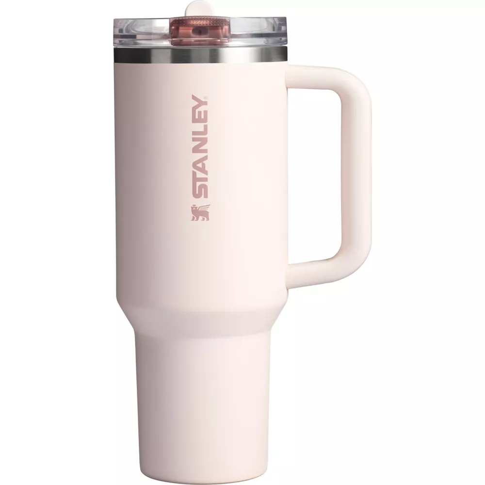 Pembe renkli, saplı ve şeffaf kapaklı Stanley termos bardak.