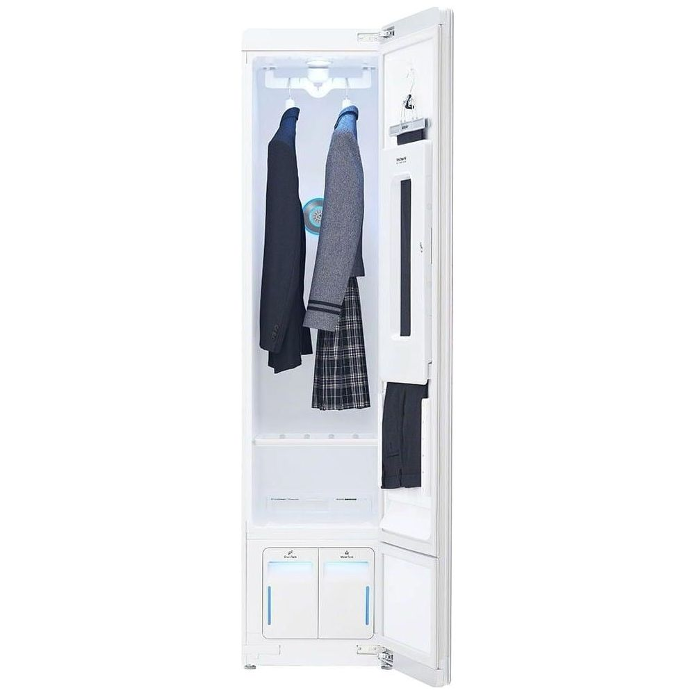 Armoire blanche ouverte avec des v&ecirc;tements sur des cintres et des tiroirs en bas.