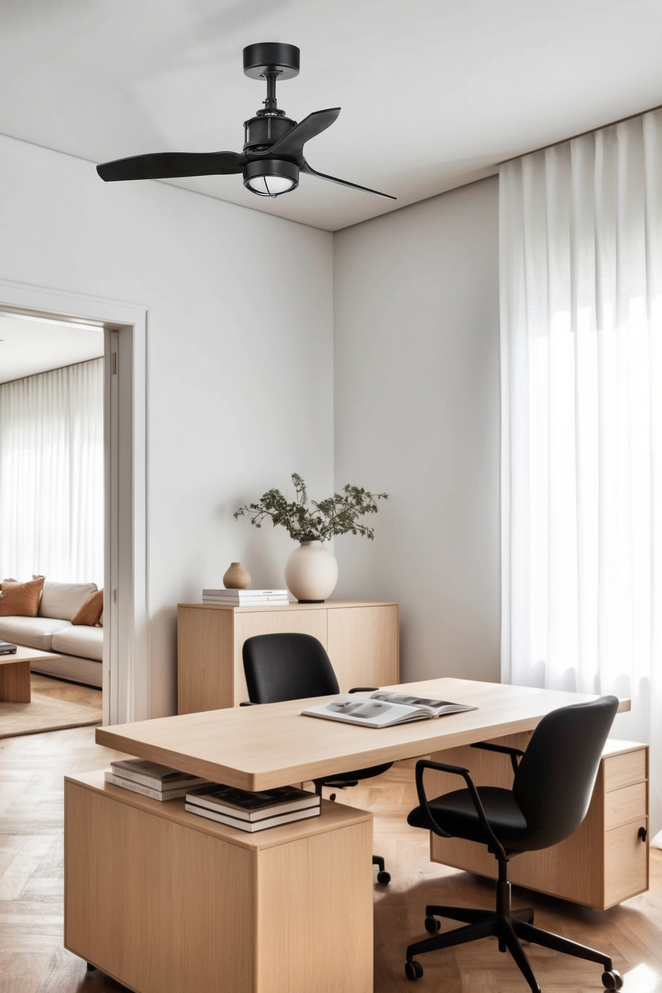 Un ventilatore a soffitto nero sopra un ufficio moderno con scrivania e sedie in legno.