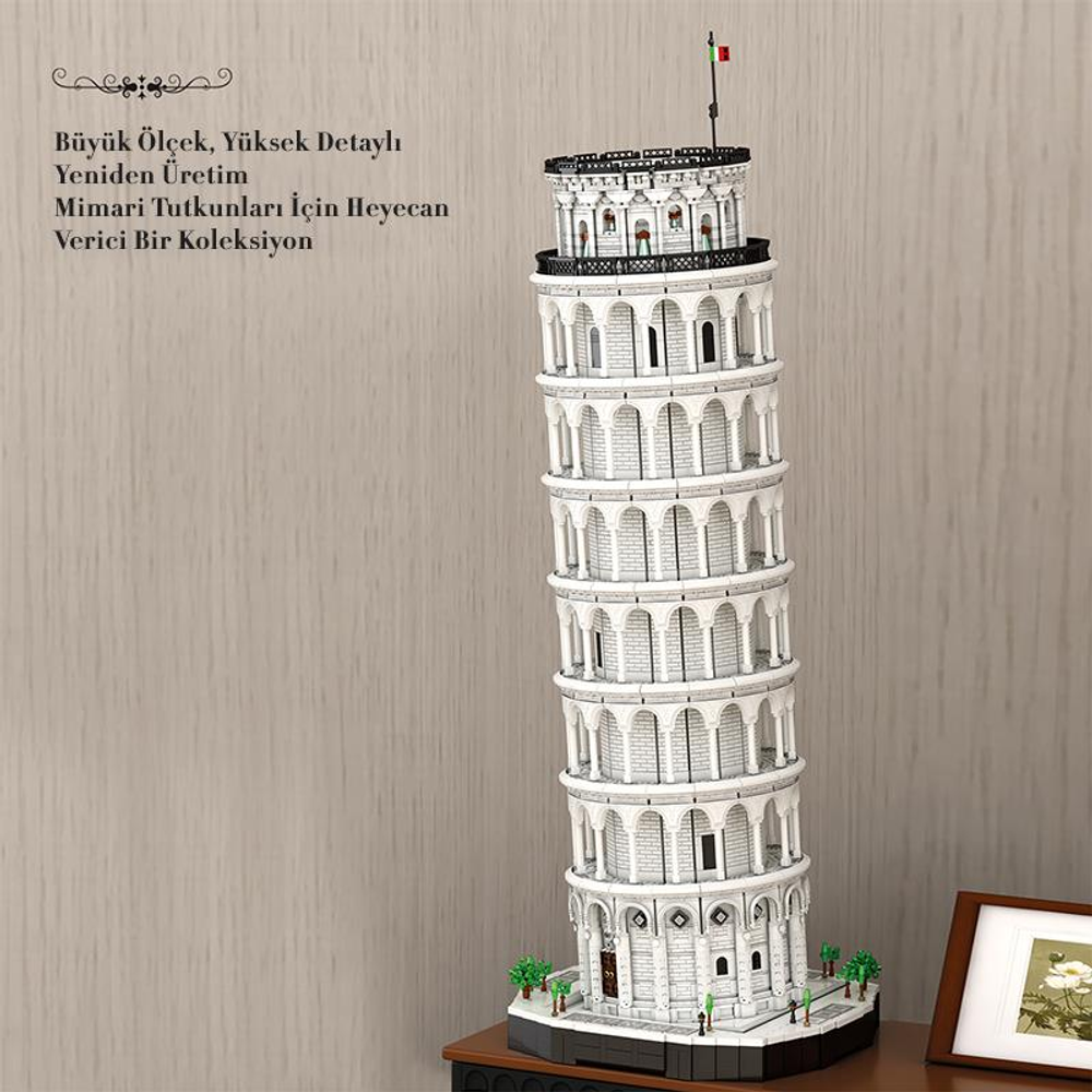 Pisa Kulesi'nin detaylı, beyaz tuğla modeli. Üzerinde bayrak var.