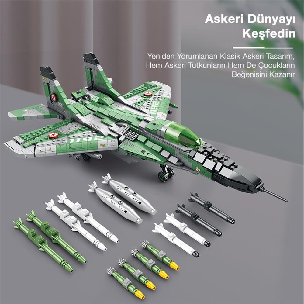 Yeşil ve gri oyuncak savaş uçağı, roketler ve bombalar.