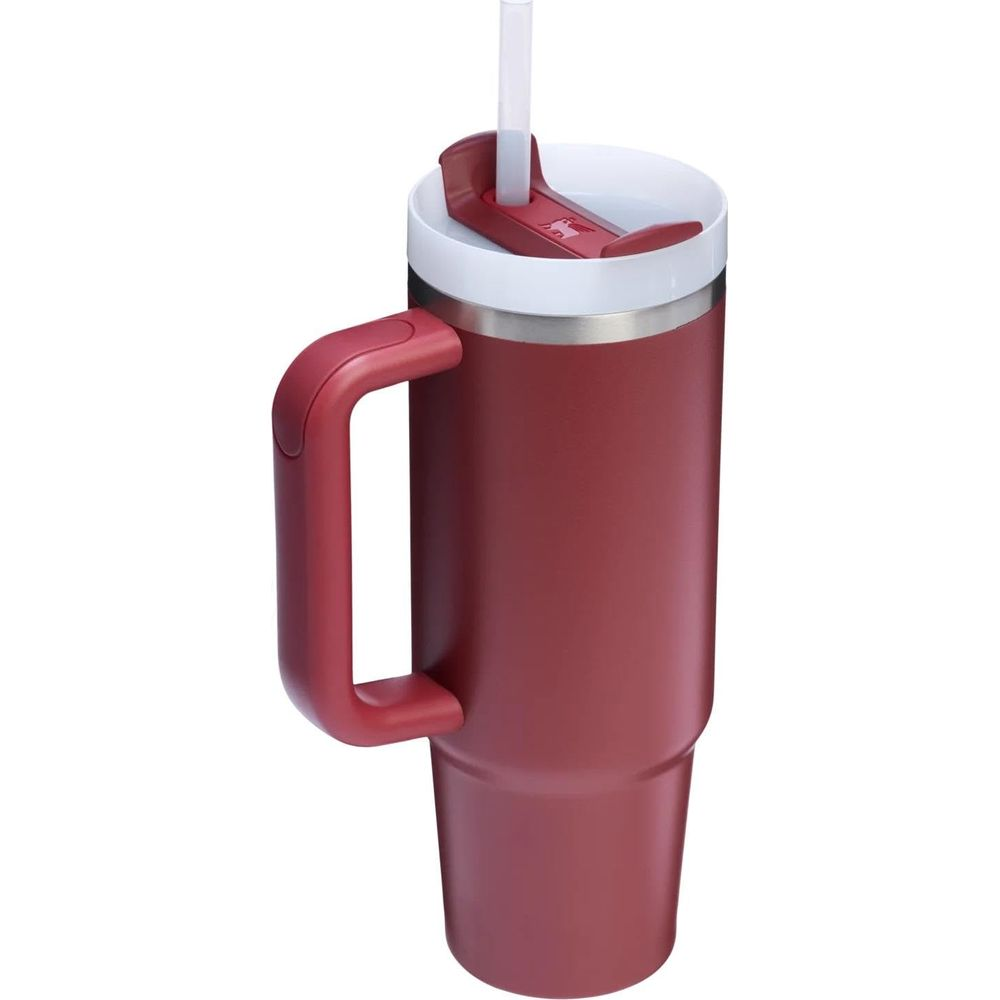Eine rote Becher mit weißem Deckel, Strohhalm und Griff, isoliert auf weißem Hintergrund.