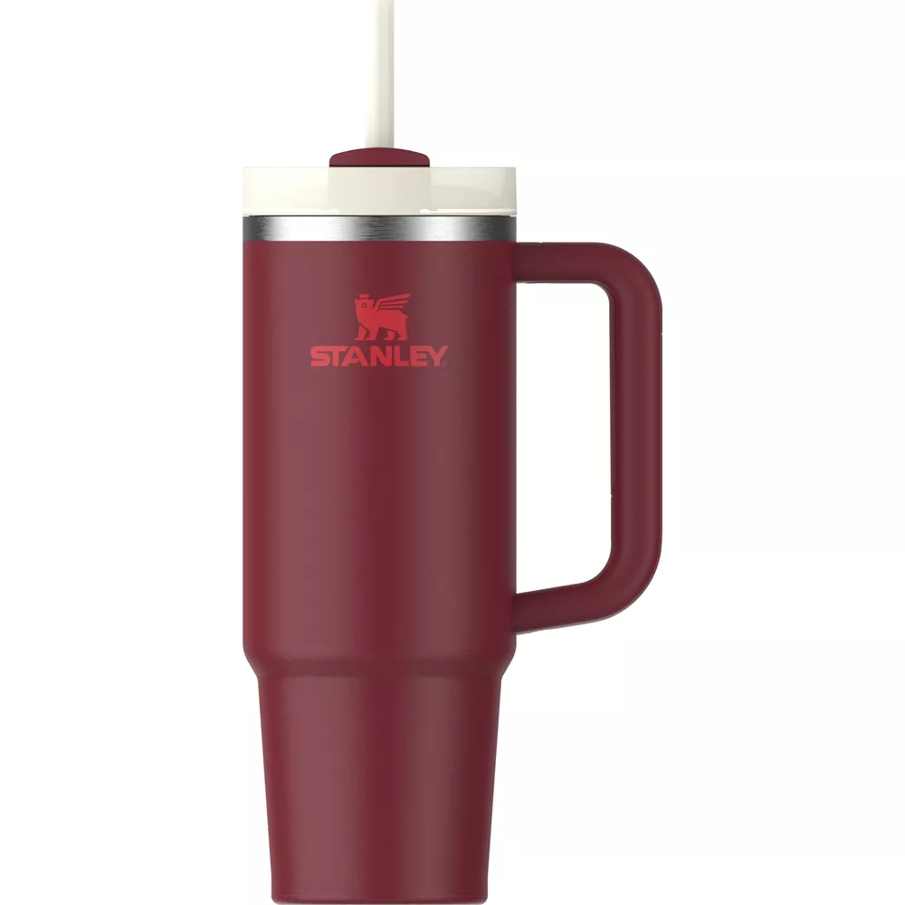 Ein maroonfarbener Stanley-Becher mit Griff und weißem Strohhalm wird gezeigt.