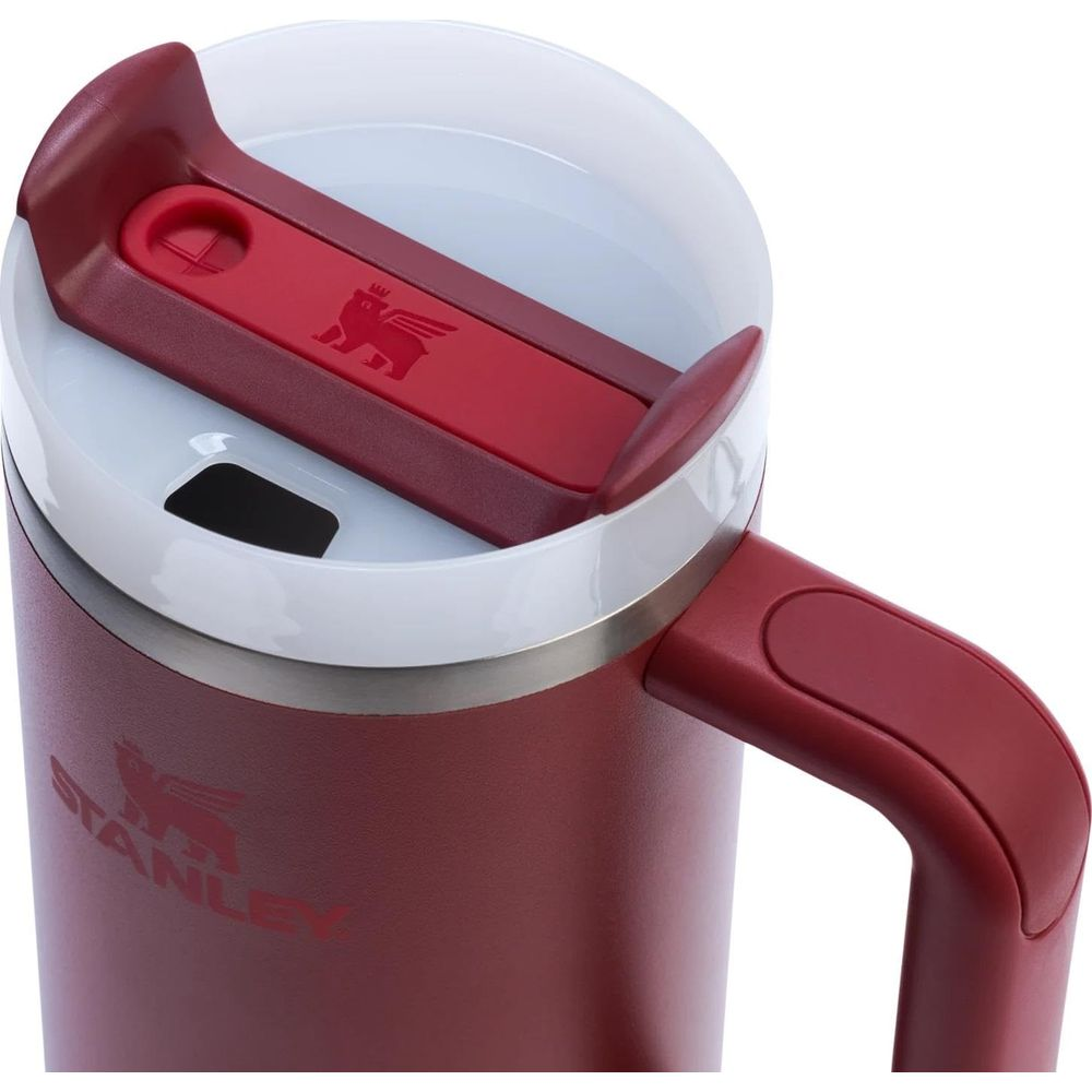 Rote Stanley-Tasse mit weißem Deckel und rotem Griff. Logo sichtbar.